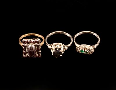 טבעות זהב ואבני חן. לוט 3 טבעות זהב 14K, כולל שתיים משובצות גרנטים ואחת משובצת אוניקס. מידות: 