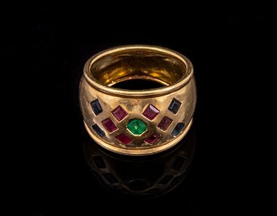 טבעת זהב, רובי, אמרלד וספיר. טבעת זהב 18K. משובצת אמרלד, רובינים וספירים. מידה: 6 US, משקל: 8.3 