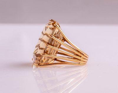 טבעת זהב וסמוקי קוורץ. טבעת זהב 14K משובצת סמוקי קוורץ גדול (29X21 מ"מ). מידה: US 5 3/4, משקל 