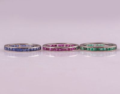 סט טבעות זהב Eternity. סט שלוש טבעות Eternity, זהב לבן 18K, משובצות אמרלד, רובי וספיר. ניתנות 