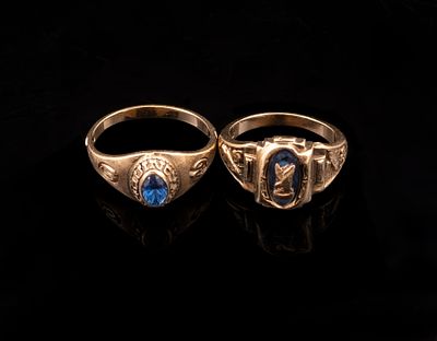זוג טבעות קולג' מזהב. לוט 2 טבעות קולג' מזהב 10K. משובצות אבנים כחולות, אחת משנת 1968 והשנייה 