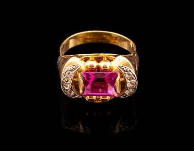 טבעת זהב, אבן אדומה ואבנים שקופות. טבעת זהב 18K משובצת אבן אדומה מרכזית (8X6 מ"מ) ואבנים שקופות. 