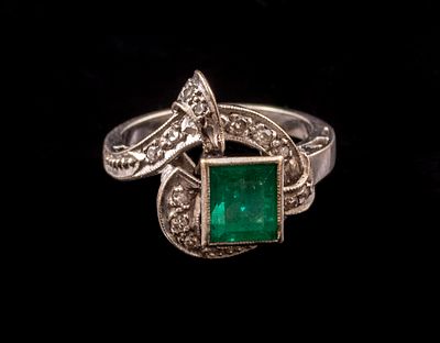 טבעת זהב, אמרלד ויהלומים. טבעת זהב לבן 14K משובצת אמרלד מרכזי (מידות: 6X5 מ"מ) וכ-10 יהלומים 