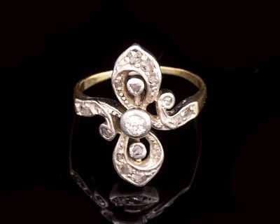 טבעת זהב ודיאמנטים. טבעת זהב 18K בשילוב כסף משובצת דיאמנטים. מידה: 7.5 US, משקל: 4.3 גרם. לא 