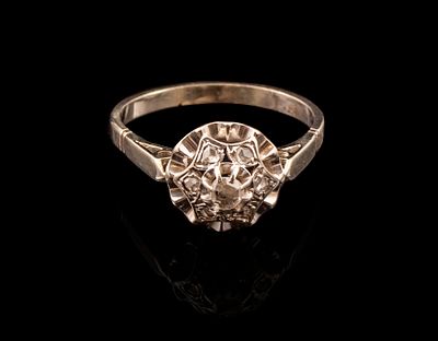 טבעת זהב ודיאמנטים. טבעת זהב לבן 18K משובצת דיאמנטים. מידה: 8 US, משקל: 3.5 גרם. חותמת שחוקה 