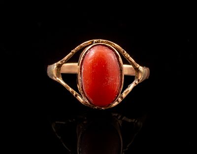 טבעת זהב וקורל. טבעת זהב 14K משובצת קורל (11X8 מ"מ). מידה: 8 US, משקל: 2.4 גרם. לא חתומה, הזהב נבדק.