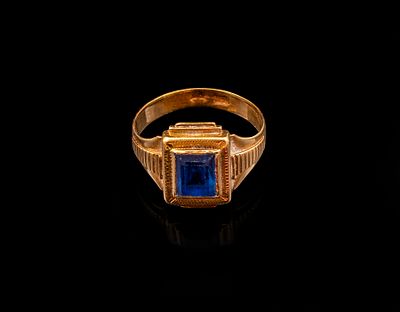 טבעת זהב וספיר. טבעת זהב 18K רוסית, משובצת ספיר (7X5 מ"מ). מידה: 7 US, משקל: 4.2 גרם. חתומה.