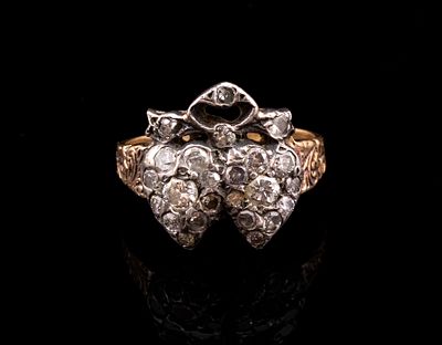 טבעת זהב ודיאמנטים. טבעת זהב 14K משולבת כסף. בצורת סרט עם לבבות. משובצת דיאמנטים. מידה: 6.5 US 