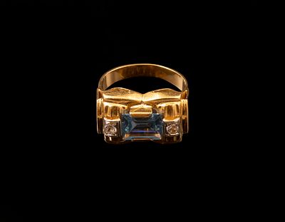 טבעת זהב, אבן תכלת ויהלומים. טבעת זהב 18K משובצת אבן תכלת מרכזית (8X6 מ"מ) ושני יהלומים בחיתוך 