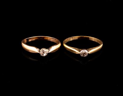 טבעות זהב ויהלום. לוט 2 טבעות זהב 14K (תושבת היהלום מכסף). כל טבעת משובצת יהלום מרכזי בחיתוך 