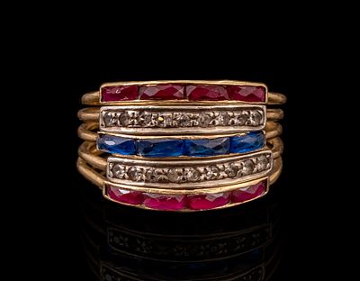 טבעת זהב, ספירים ורובינים. טבעת זהב 18K, מורכבת מ-5 טבעות מחוברות. משובצת ספירים, רובינים ואבנים 