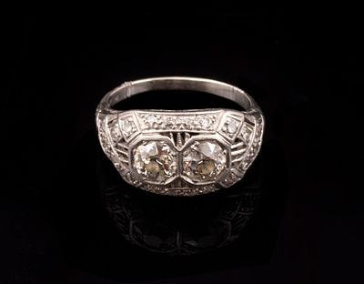 טבעת פלטינה ויהלומים. טבעת פלטינה אר-דקו, משובצת 2 יהלומים בחיתוך אלט-שליף במשקל כ-חצי קראט כ"א 