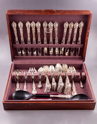 סט סכו"ם אמריקאי מכסף סטרלינג ל-12 איש תוצרת Lunt. כולל מזלגות גדולים (אחד חסר), מזלגות 