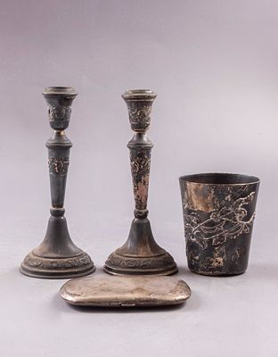 כלי כסף, מקורות שונים. לוט 4 כלי כסף, מקורות שונים. כולל זוג פמוטים, קופסת סיגריות וכוס. מעוטרים 