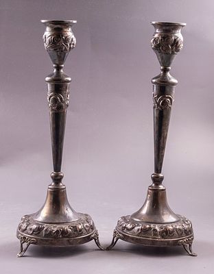 פמוטי כסף, הצורפים. זוג פמוטי כסף סטרלינג תוצרת הצורפים. מעוטרים עבודת בלט עם מוטיבים צמחיים. 