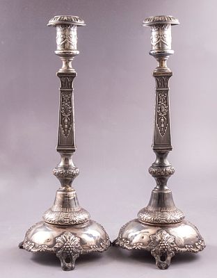 פמוטי כסף, רוסיה. זוג פמוטי כסף 84, רוסיה, 1900 בקירוב. מעוטרים עבודת בלט וחריטה עם מוטיבים 