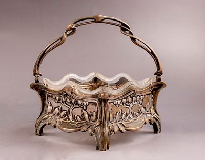 סלסלת כסף אר-נובו, גרמניה. סלסלת כסף 800, אר-נובו, גרמניה. מעוטרת בעבודת בלט עם מוטיבים צמחיים. 