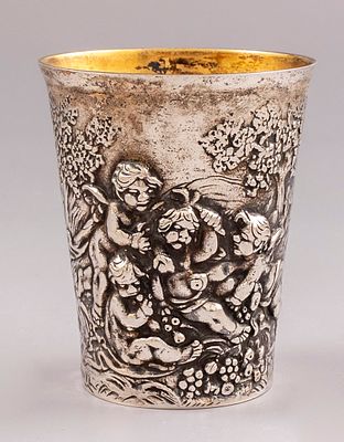 גביע כסף, גרמניה. גביע כסף 800, גרמניה, סוף המאה ה-19. מעוטרת בעבודת בלט עם דמויות פוטי בסגנון 