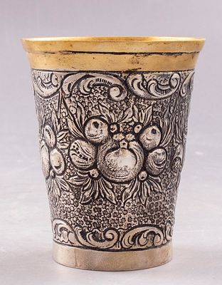 גביע כסף, גרמניה. גביע כסף 800, גרמניה, 1900 בקירוב. מעוטר עבודת בלט במראה מוטיבים צמחיים. השפה 