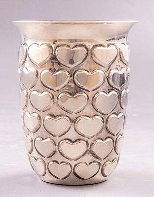 גביע כסף איטלקי. גביע כסף 800 איטלקי מעוטר בלבבות בעבודת בלט, הזהבה בחלק הפנימי והקדשה חרוטה 