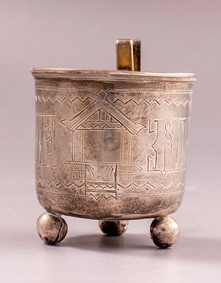 ספל כסף, רוסיה. ספל כסף 84, רוסיה, 1891. מעוטר בעבודת חריטה במראה מבנה וכיתובים. ניצב על 3 