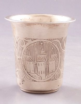 כוס כסף, פולין. כוס כסף 84, פולין מעוטרת בעבודת חריטה עם מוטיבים צמחיים ומבנים. גובה: 6.5 ס"מ. 