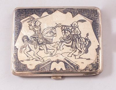 קופסת כסף וניילו סובייטית לסיגריות. קופסת כסף סובייטית לסיגריות, מעוטרת בעבודת ניילו במראה סצנת 