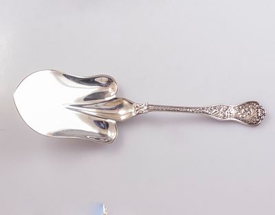 כף הגשה מכסף, Tiffany & Co. כף הגשה מכסף תוצרת טיפאני, דוגמת Olympian. אורך: 27 ס"מ. משקל: 176 