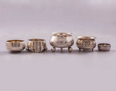 מלחיות כסף. לוט 5 מלחיות כסף 84 רוסיות, המאה ה-19. כולל שתיים תוצרת חלבניקוב. גובה: 3-5 ס"מ. 