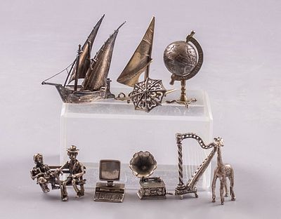 מיניאטורות מכסף. לוט 9 מיניאטורות מכסף, כולל סירות, גלובוס, מחשב, ג'ירפה ועוד. אורך: 2-6 ס"מ. 