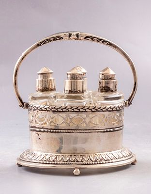 סט בקבוקי בושם מזכוכית וכסף, גרמניה. סט 4 בקבוקי בושם מזכוכית וכסף, גרמניה. נתונים במתקן כסף 