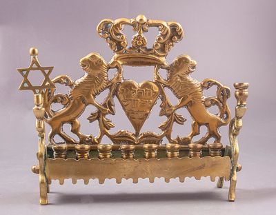 חנוכיית ברונזה, פולין. חנוכיית ברונזה פולנית, המאה ה-19. גב מעוטר בעבודה פתוחה, כתר תורה, זוג 