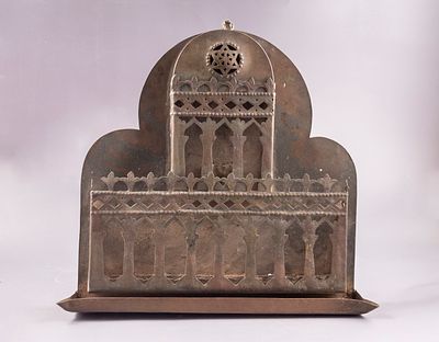 חנוכיית פליז אלג'ירית גדולה ומרשימה, ראשית המאה ה-20. מעוטרת בעבודה פתוחה במוטיבים אדריכליים של 