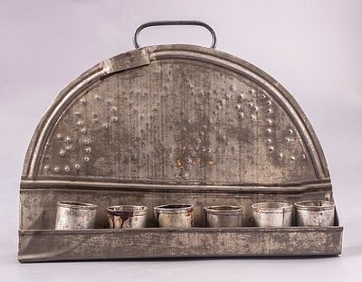 חנוכייה ירושלמית עממית עשויה פח, גב מעוטר עבודת פטיש עם מגן דוד. גובה: 19 ס"מ. חוסר בשמש ובשני 