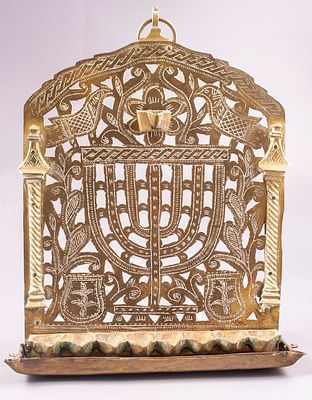 חנוכיית פליז, מרוקו, תיטואן, סוף המאה ה-19 - ראשית המאה ה-20. גב מעוטר בעבודת ניסור וחריטה 