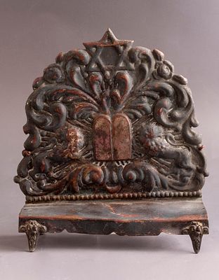 חנוכיית נחושת, פולין. חנוכיית נחושת, ככל הנראה פולין, המאה ה-19. מעוטרת בעבודת בלט במראה זוג 