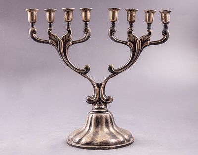 חנוכיית כסף, גרמניה. חנוכיית כסף 835 תוצרת Gebr&uuml;der Deyhle, גרמניה, 1900 בקירוב. מעוצבת בצורת 