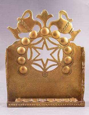 חנוכיית פליז, הולנד, המאה ה-19. גב מעוטר בעבודת ניסור ובלט במראה מגן דוד וכדי שמן. גובה: 29 