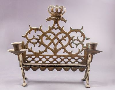 חנוכיית ברונזה, מזרח אירופה. חנוכיית ברונזה משולבת פמוטי שבת, מזרח אירופה, ככל הנראה פולין, המאה 