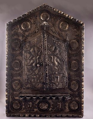 חנוכיית עץ ומתכת, צפון אפריקה. חנוכיית עץ מחופה מתכת מצופה כסף, צפון אפריקה. מעוטרת עבודת בלט 