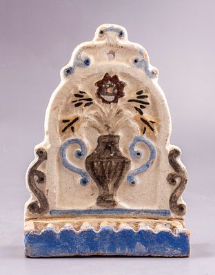 חנוכיית קרמיקה, גליציה, המאה ה-19. מעוטרת בציור של כד עם פרחים. גובה: 20 ס"מ. פגמים קלים, ללא שמש.