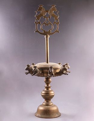 חנוכיית ברונזה, איטליה. חנוכייה/מנורת שבת מברונזה, איטליה, המאה ה-19. קנים מעוטרים בצורת אריות 