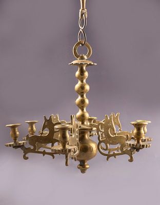 מנורת תקרה יהודית, פולין/גרמניה. מנורת תקרה יהודית מברונזה, פולין/גרמניה, המאה ה-19. בעלת שישה 
