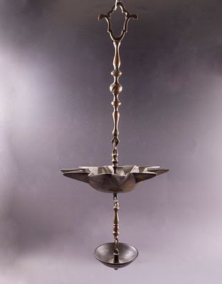 מנורת שבת יהודית (יודנשטרן) מברונזה, הולנד, המאה ה-19. בעלת קערה עם 10 בזיכים, כולל קערית נטף. 