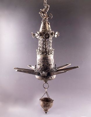 מנורת שבת יהודית מכסף - יודנשטרן. מנורת שבת יהודית (יודנשטרן) מכסף, סגנון פרנקפורט. מעוצבת 