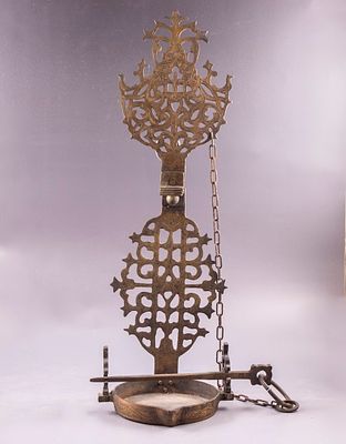 קנדיל – נר שבת, מרוקו. מנורת שבת גדולה ומרשימה מפליז (קנדיל), מרוקו, ראשית המאה ה-20. גב ועיטור 