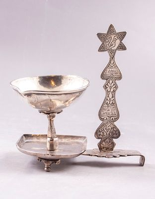 נר שמן לשבת מכסף, אפגניסטן, סוף המאה ה-19 - ראשית המאה ה-20. מעוטר בעבודת ניסור וחריטה במראה 