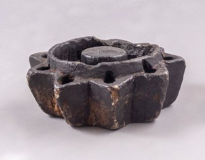 מנורת שמן תימנית מאבן. מנורת שמן תימנית עתיקה עשויה אבן, עם 9 בזיכים. קוטר: 14.5 ס"מ. פגמים.