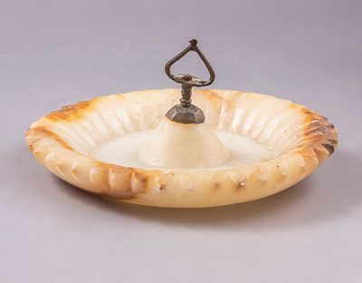 מנורת שמן תימנית עשויה אבן, המאה ה-19. קוטר: 20 ס"מ.