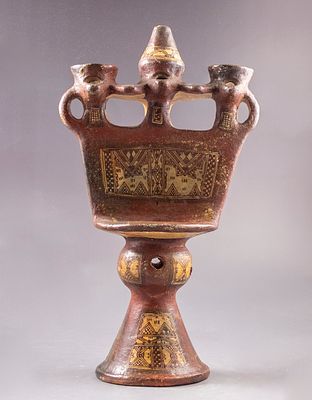 פמוט שבת מחרס, צפון אפריקה. פמוט דו קני לשבת עשוי חרס (Terracotta), צפון אפריקה, ככל הנראה 